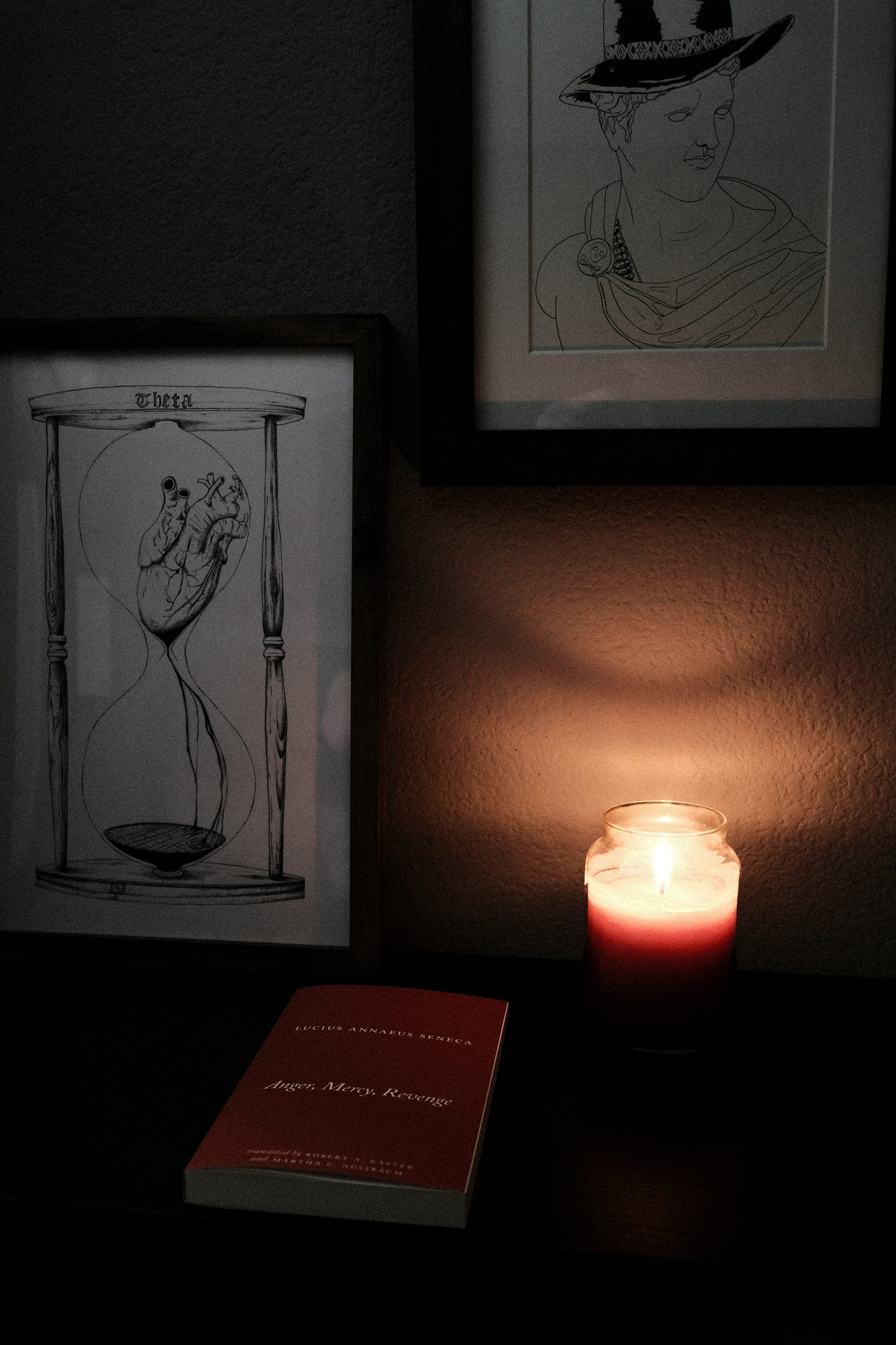 Des mains disposent des cartes de tarot sur un tissu à motifs célestes.