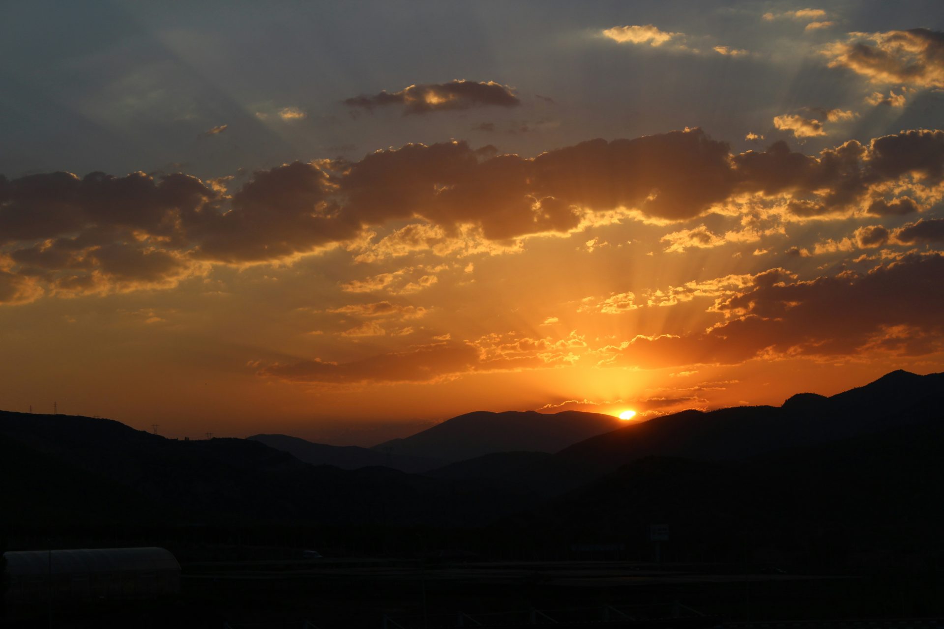 silhouette de montagne au coucher du soleil