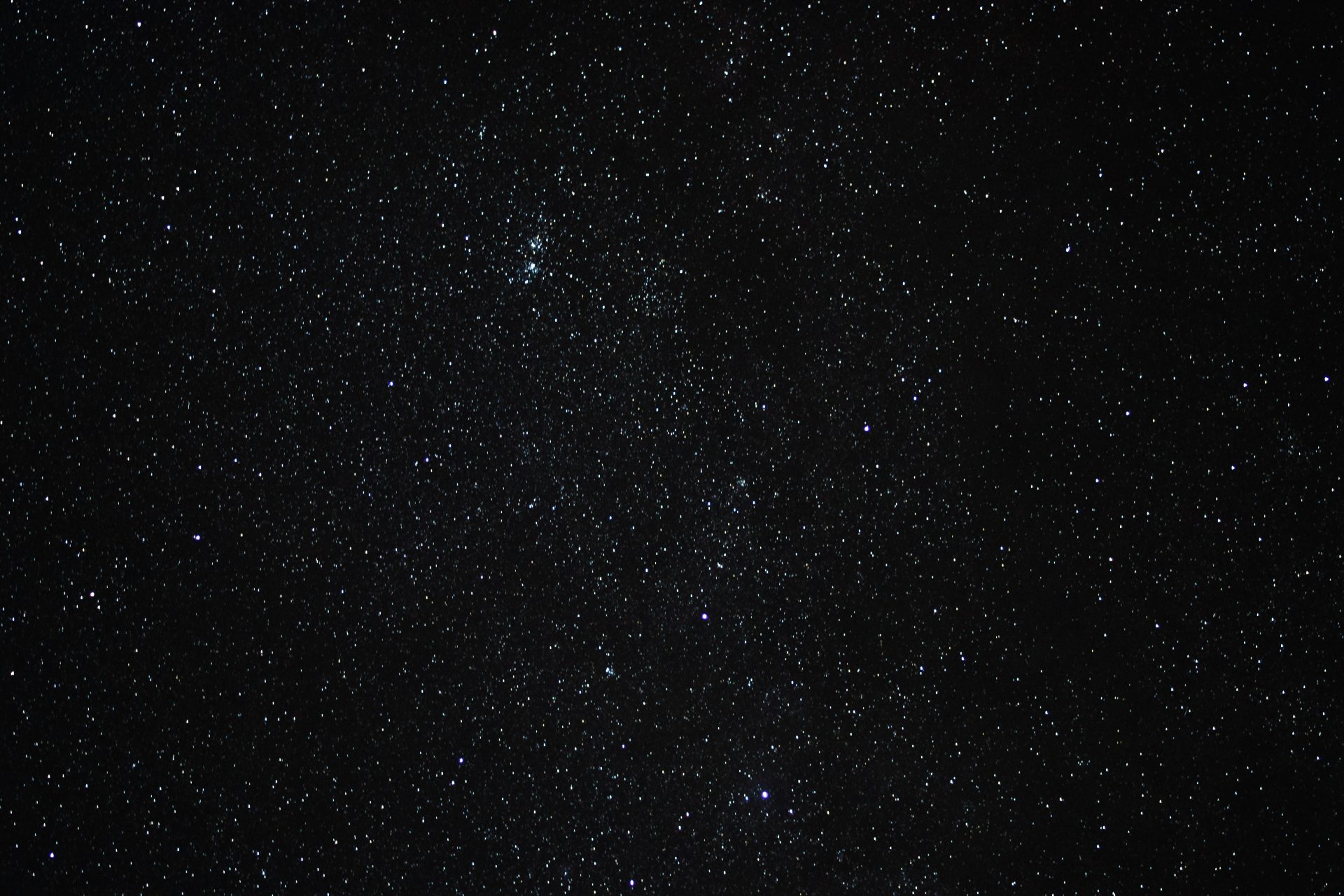 le ciel nocturne est rempli d'étoiles